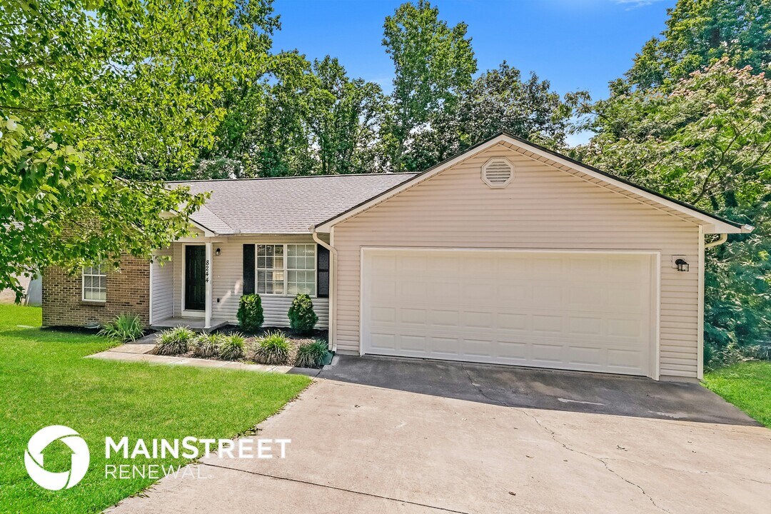 8244 Oak Terrace Ln in Powell, TN - Building Photo