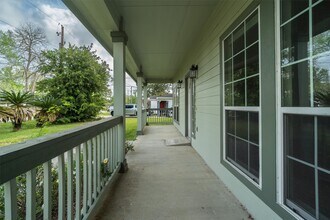 321 E Wilkins St in League City, TX - Foto de edificio - Building Photo