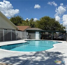 101 Maplewood Dr in Victoria, TX - Building Photo - Building Photo