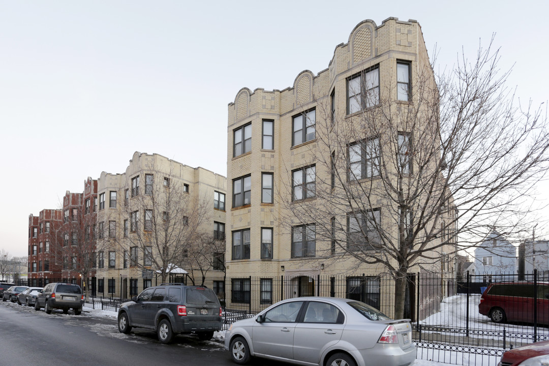 The Dickens Courtyard in Chicago, IL - Building Photo