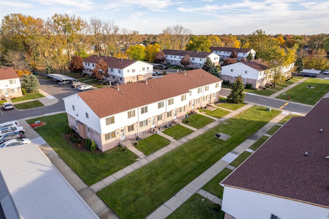 Kensington Place in Roseville, MI - Foto de edificio