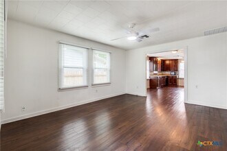 846 Holly St in New Braunfels, TX - Foto de edificio - Building Photo