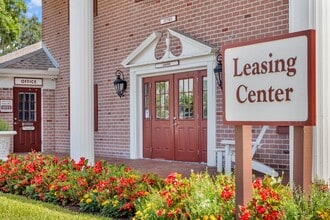 Lake Carlton Arms in Lutz, FL - Foto de edificio - Building Photo