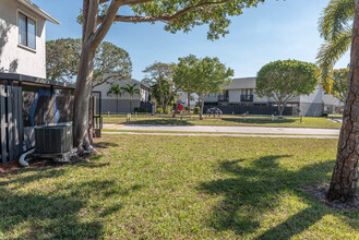 2204 Seaside Dr in Greenacres, FL - Building Photo - Building Photo