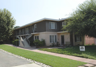 1120 N Monterey St in Alhambra, CA - Foto de edificio - Building Photo