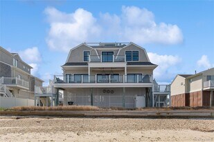 39 Shinnecock Rd in Southampton, NY - Building Photo