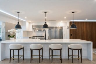 1560 Cleveland Rd in Miami Beach, FL - Building Photo - Building Photo