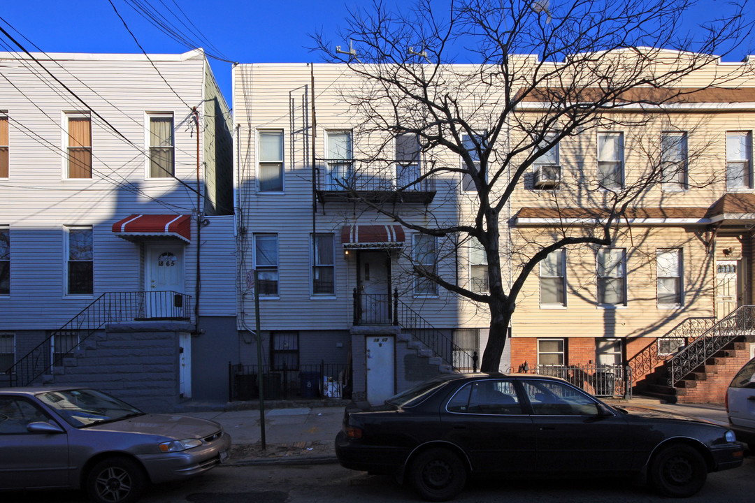 1867 Starr St in Flushing, NY - Foto de edificio