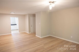 6100 Heathstone Ln in Charlotte, NC - Building Photo