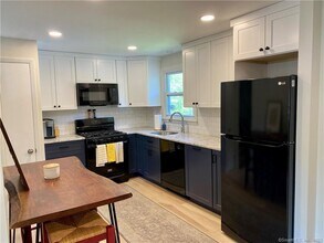 14 Stonegate Dr in Branford, CT - Building Photo - Building Photo