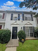 5749 Wells Cir in Stone Mountain, GA - Building Photo