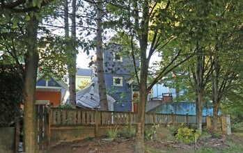 Lakewood Terrace in Vancouver, BC - Building Photo - Building Photo