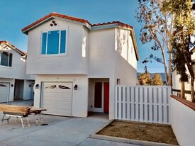 900 W Graham Ave in Lake Elsinore, CA - Building Photo