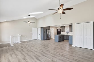 6582 Lakeside Rd in Lake Geneva, WI - Foto de edificio - Building Photo