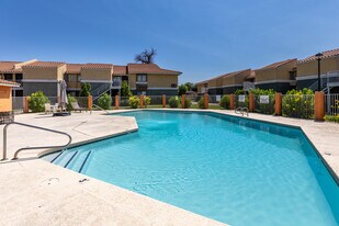 Fountain Oaks in Phoenix, AZ - Building Photo