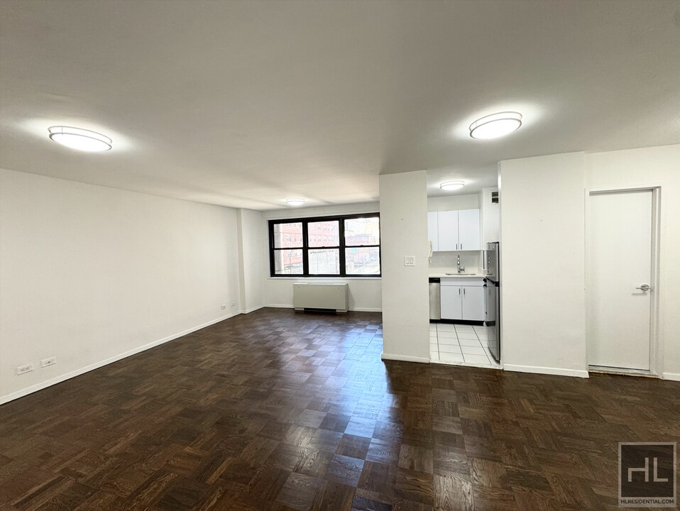 5 AVENUE in New York, NY - Building Photo