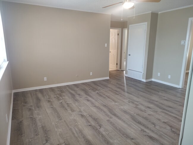 508 W Baylor St, Unit Apt. B in Ennis, TX - Building Photo - Building Photo