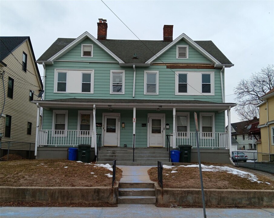 142 Smith St in Port Chester, NY - Building Photo