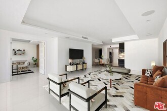 1100 Alta Loma Rd in West Hollywood, CA - Building Photo - Building Photo