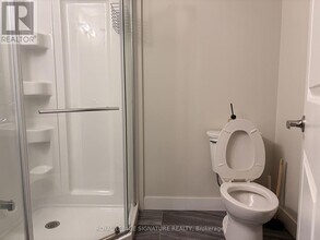 335 College St in Toronto, ON - Building Photo - Building Photo