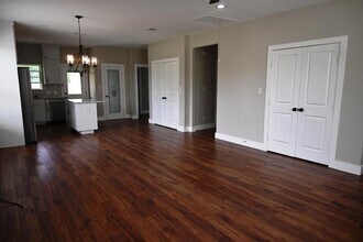 215 E 8th St in Elgin, TX - Building Photo - Building Photo