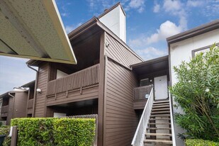 8020 Braesmain Dr in Houston, TX - Building Photo