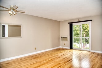 573 Armstrong Rd in Kingston, ON - Building Photo - Building Photo