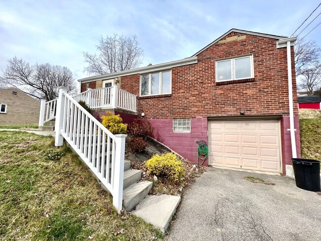 19 Kenwood Dr in Coraopolis, PA - Building Photo - Building Photo