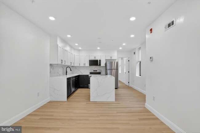 712 N American St in Philadelphia, PA - Foto de edificio - Building Photo