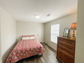 436 E Evergreen Ln in Fayetteville, AR - Foto de edificio - Building Photo