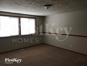 5901 Pemberly Dr in Indianapolis, IN - Foto de edificio - Building Photo