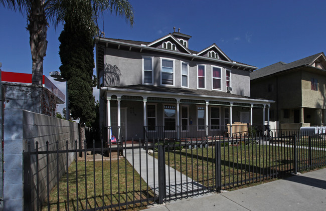 410 S Boyle Ave in Los Angeles, CA - Foto de edificio - Building Photo