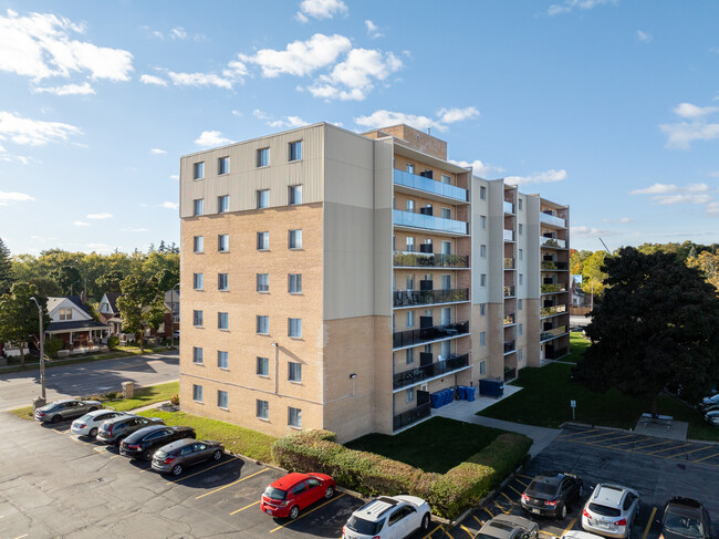 Brant Manor Apartments in Brantford, ON - Building Photo - Building Photo