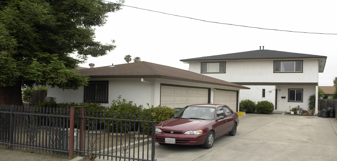 21611 Princeton St in Hayward, CA - Foto de edificio