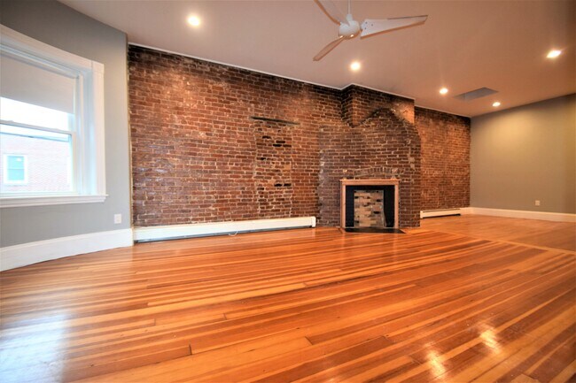 1736 Beacon St, Unit 3 in Brookline, MA - Building Photo - Building Photo