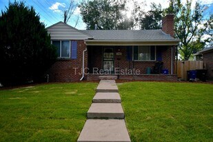 798 Newport St in Denver, CO - Building Photo