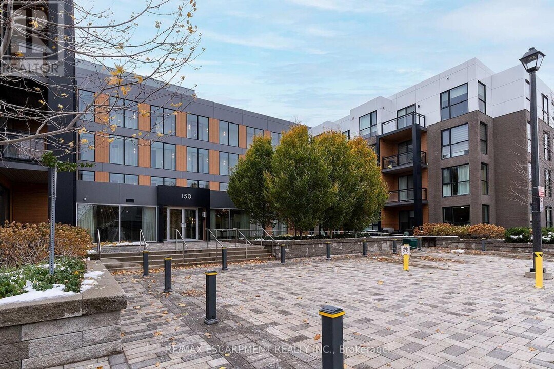 150 Sabina Dr in Oakville, ON - Building Photo