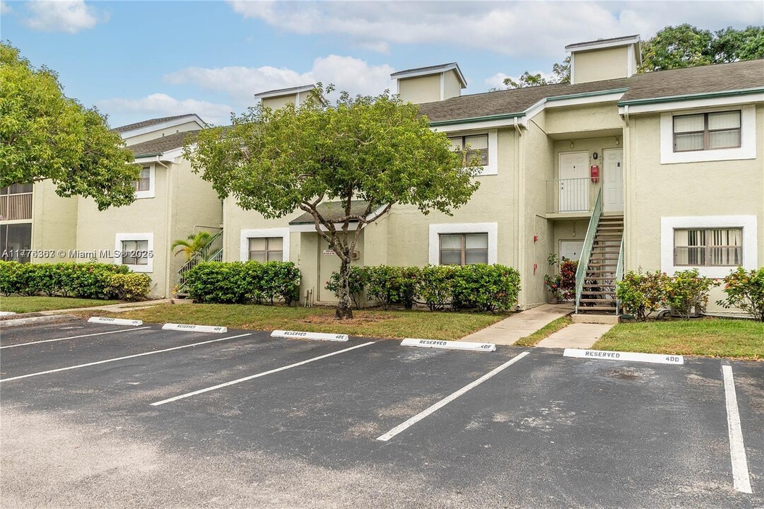 4088 N Pine Island Rd in Sunrise, FL - Building Photo