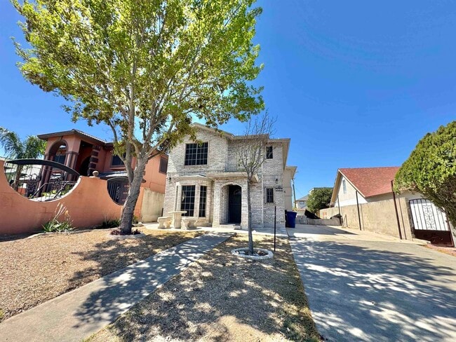 210 Leon Ave in Laredo, TX - Building Photo - Building Photo