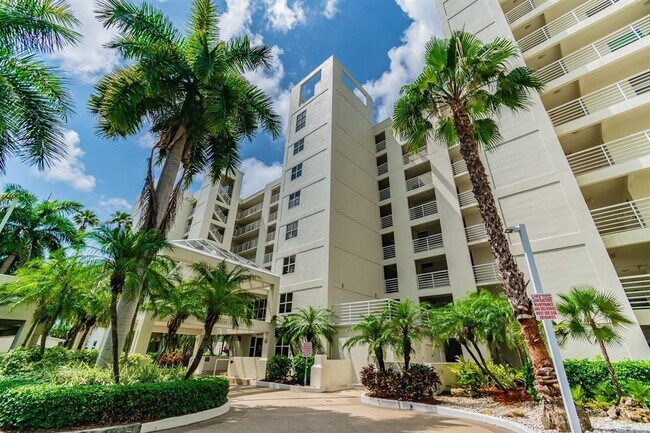 6105 Bahia Del Mar Cir N in St. Petersburg, FL - Foto de edificio - Building Photo