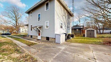 713 N School St in Normal, IL - Foto de edificio - Building Photo