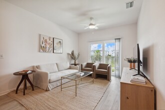 V2 Apartments in Ft. Myers, FL - Building Photo - Building Photo