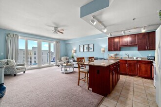 9860 S Thomas Dr in Panama City Beach, FL - Building Photo - Building Photo