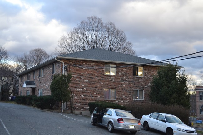 Colonial Manor in Waterbury, CT - Foto de edificio - Building Photo