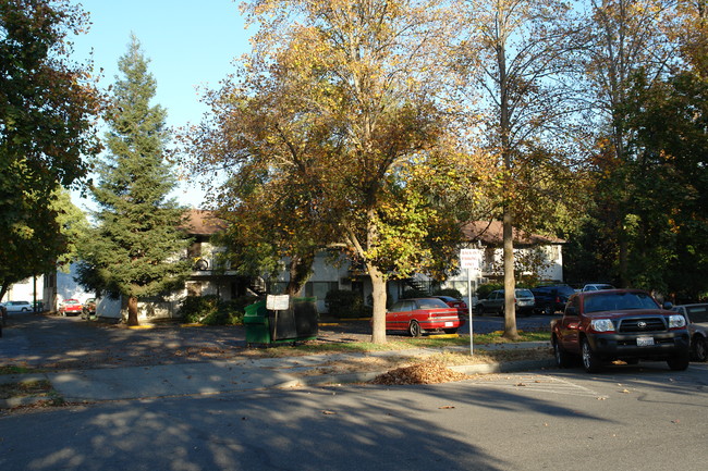 848 W 5th St in Chico, CA - Foto de edificio - Building Photo