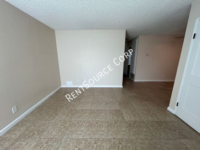 504 W Ave J4 in Lancaster, CA - Foto de edificio - Building Photo