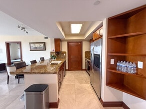 19501 W Country Club Dr in Aventura, FL - Building Photo - Building Photo