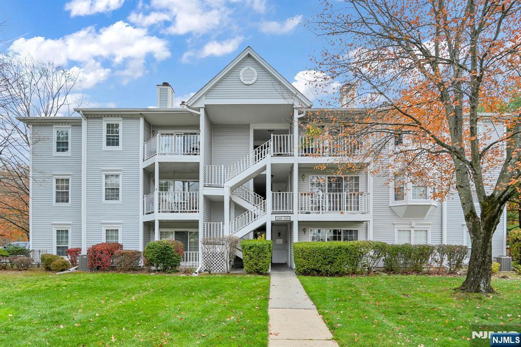 353 Cottonwood Way in Mahwah, NJ - Building Photo