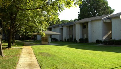 Raintree Gardens Apartments in Bakersfield, CA - Foto de edificio - Building Photo