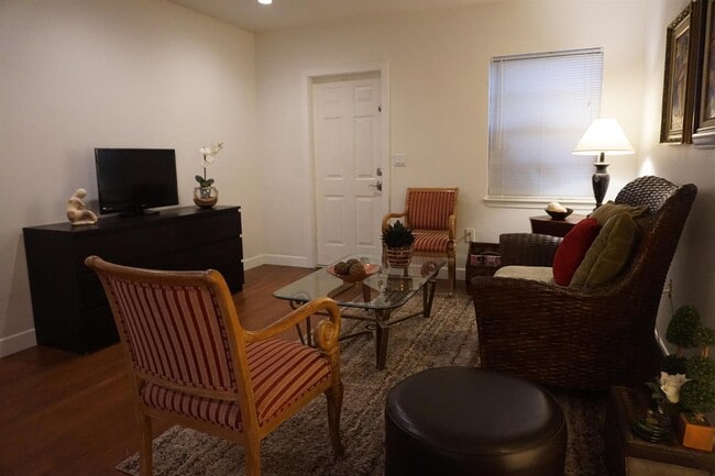 5830 SW 47th St in Miami, FL - Foto de edificio - Building Photo